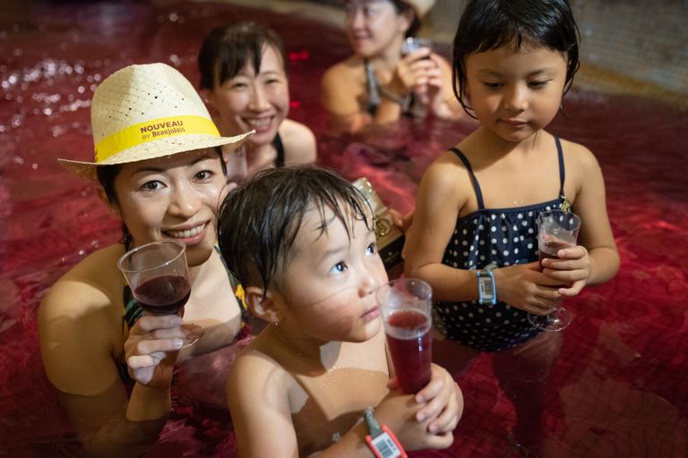 Jaapanlased nautimas kuumaveeallika basseinis Beaujolais Nouveau 2019 veini