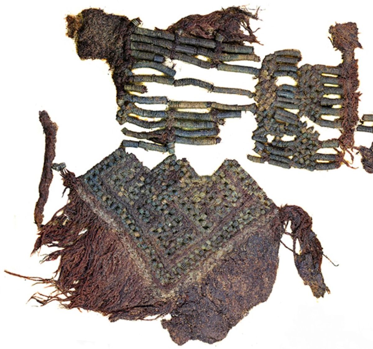 Võromaalt Virunukalt keskaegsest naisematusest leitud villasest lõngast ja pronksspiraalidest tagapõlle jäänused.