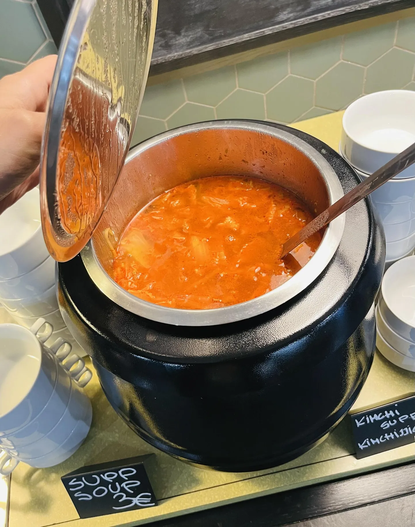 Kõrvetav kimchi-supp paneb keele põlema ja viib siis keele alla.