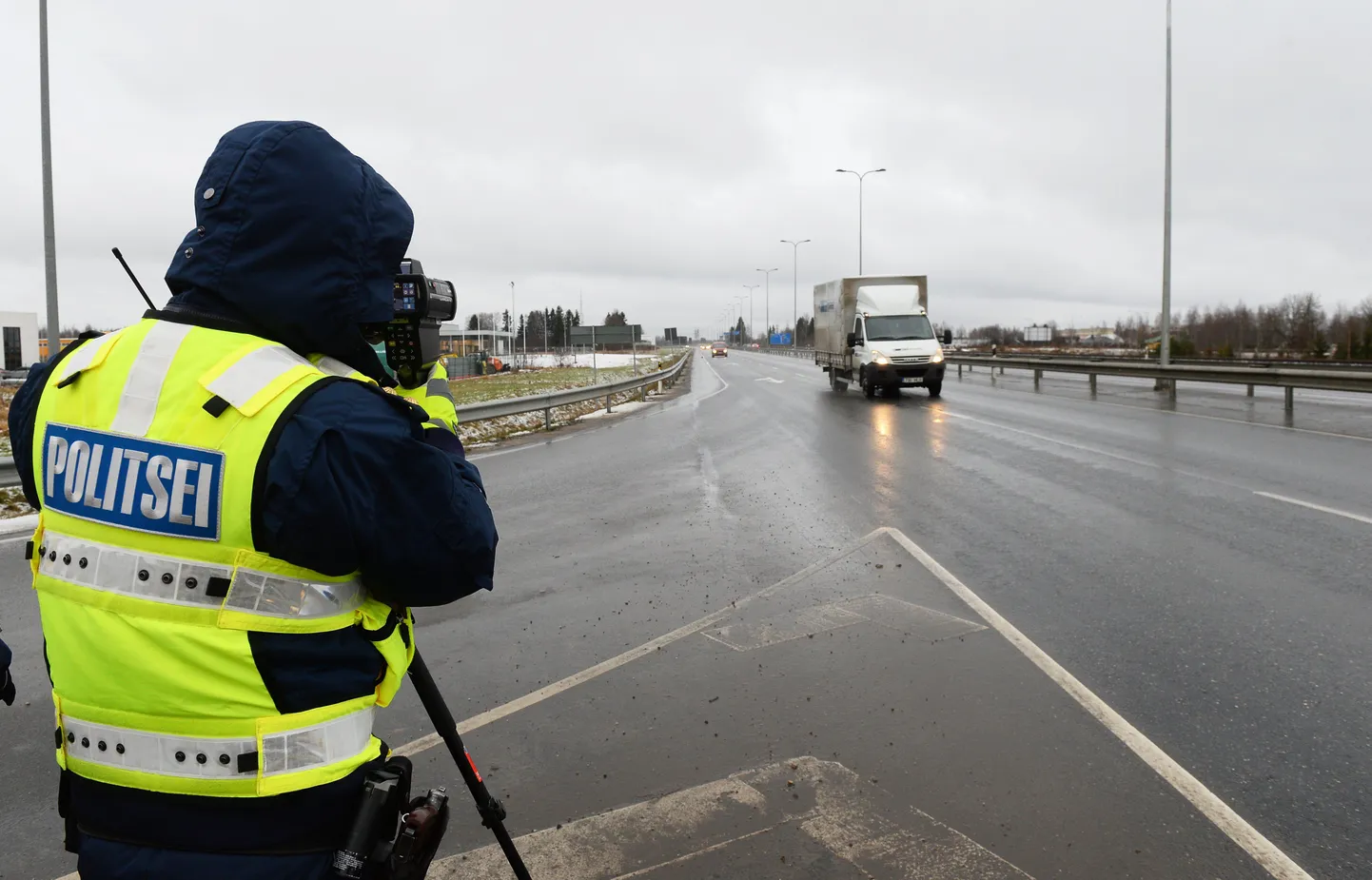 Mullu detsembrikuus tegid politseinikud Võru maanteel järelvalvet ja suunasid vasakpoolsel sõidurajal uhkes üksinduses kulgejad tee äärde, et selgitada neile, kuidas nad peaksid nelja sõidureaga teel liiklema.