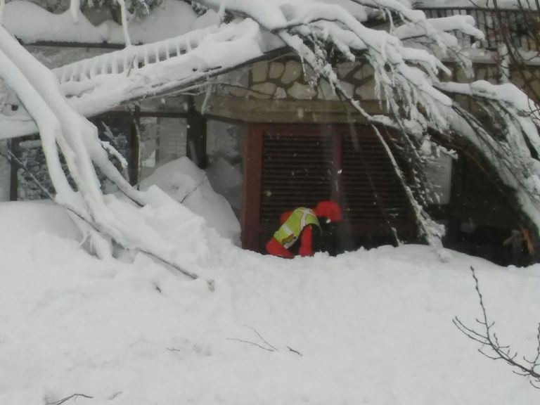 Päästja tegutsemas lumme mattunud hotelli juures