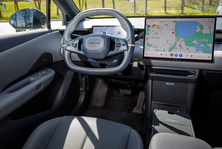 Lynk & Co 02 interjööri kujundus on minimalistlik, pilku haarab suur 15,4-tolline teabe- ja meelelahutussüsteemi ekraan. Info-Auto.
