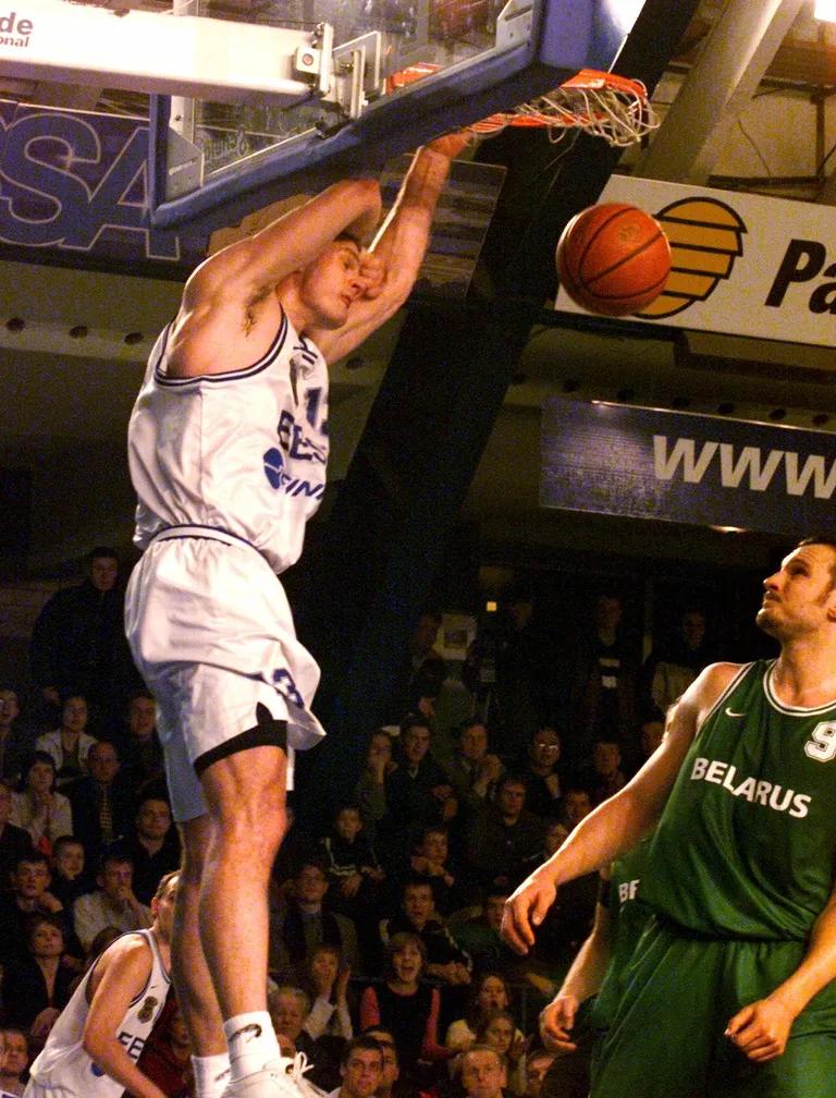 Martin Müürsepa jõudemonstratsioon 2001. aasta EM-valiksarja võidumängus Valgevenega.