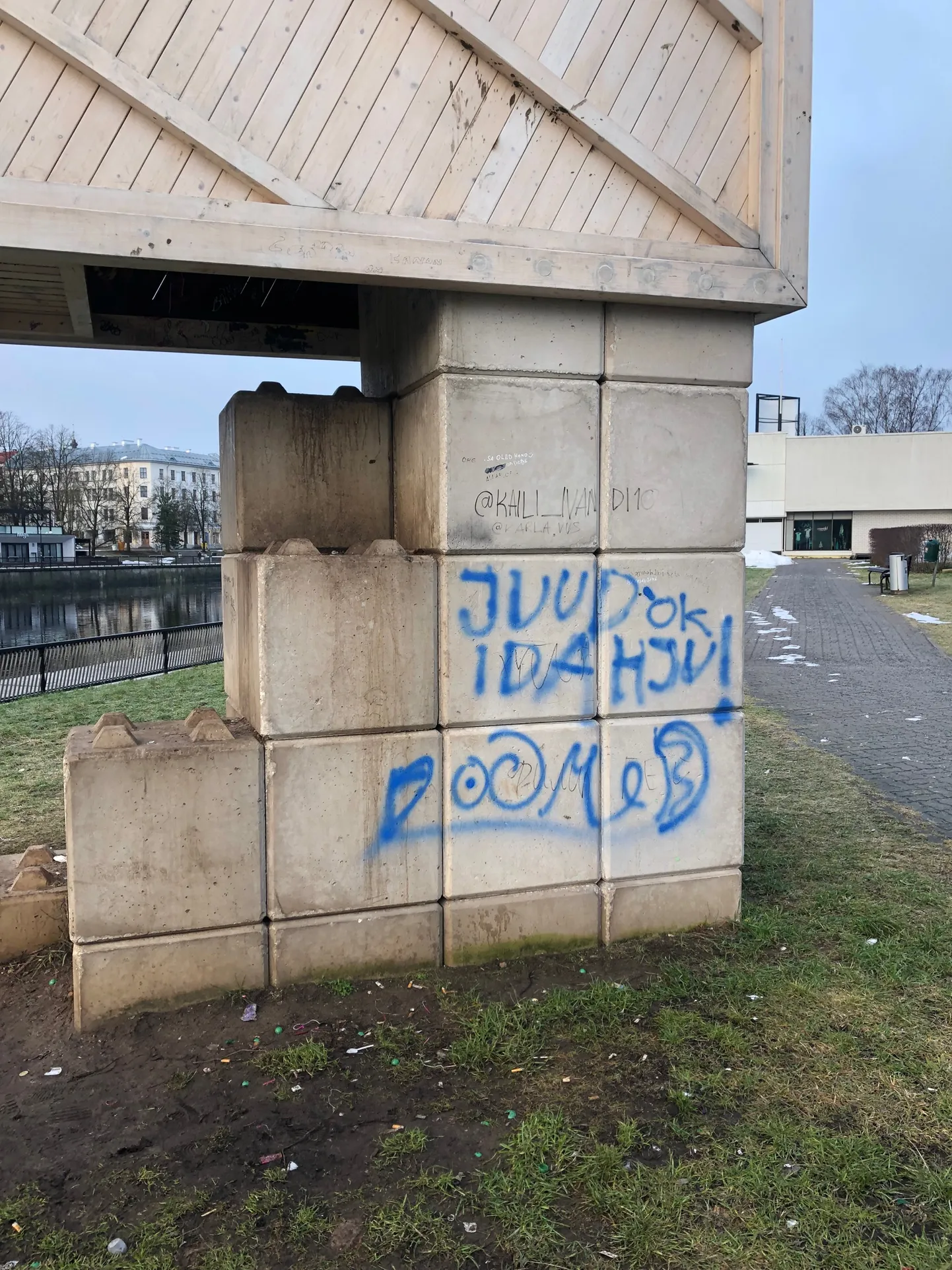 Varjualuse, millele on kritseldatud solvav sõnum kirjutati, ehitasid Eesti kunstiakadeemia tudengid.