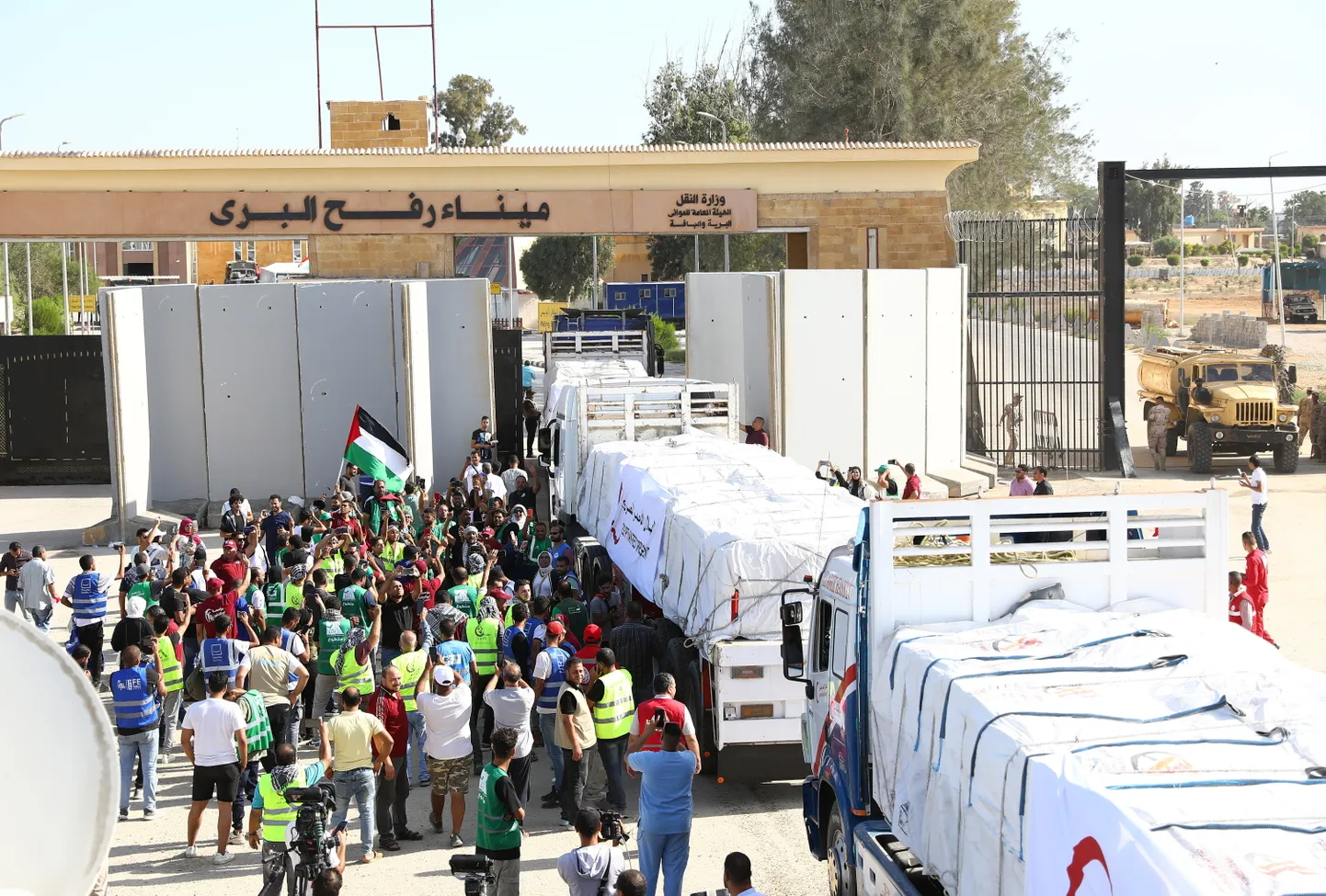 Veoautod, mis veavad humanitaarabi, sisenemas Egiptusest Gaza sektorisse läbi Rafahi piiripunkti  21. oktoobril 2023. aastal.
