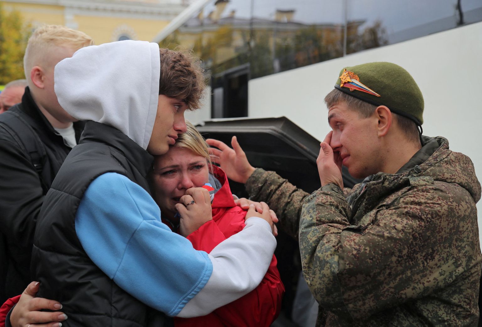 Vene perekond saatmas ära reservväelast, kes sai mobilisatsioonikutse. Foto on tehtud 1. oktoobril 2022 Leningradi oblastis Gatšinas