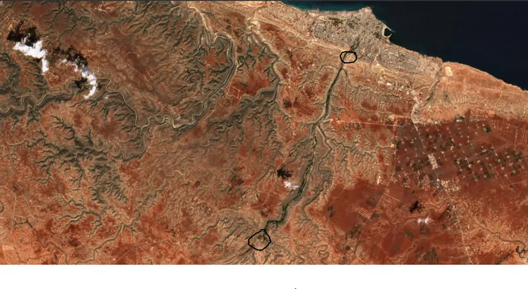Спутниковый снимок реки Дерна. Черными кружками помечены обе плотины. Подавляющую часть года Дерна — сухая река, и только в дождливый сезон превращается в реку настоящую. Снимок сделан 7 сентября 2023 года, за четыре дня до наводнения