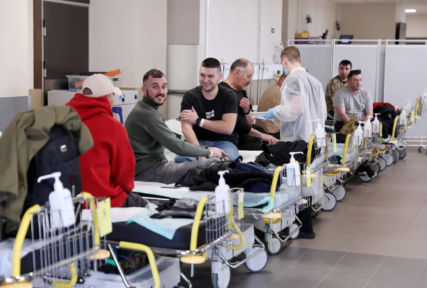 Ieradies palīdzības autobuss ar Krievijas sāktajā karā ievainotajiem ukraiņu kareivjiem Rīgas Austrumu klīniskajā universitātes slimnīcā.