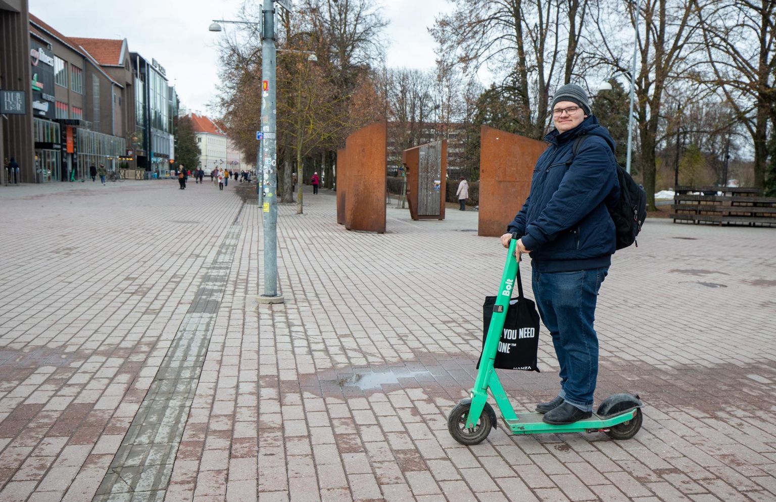 Tudeng Timo Stamm haaras kaubamaja juurest tõukeratta, et jõuda rutem ülikooli raamatukokku. 
