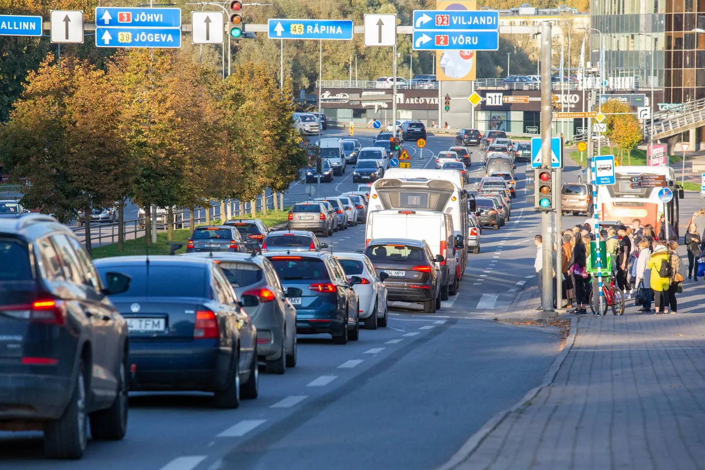 Võidu sild on remondis ning tipptundidel võib linna suurimal, Riia ja Turu tänava ristmikul tekkida ummikuid. Eile õhtul kella viie paiku seal pikki seisakuid ei tekkinud, küll oli suur ummik seal eile hommikul poole üheksa paiku.