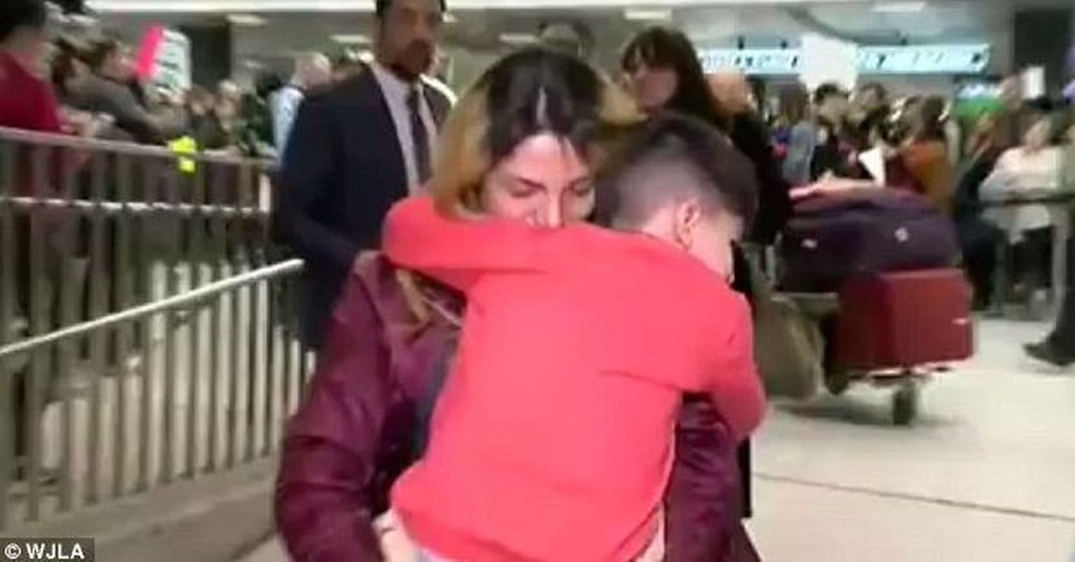 Ema ja ta viieaastase poja kohtumine Washingtoni Dullesi lennujaamas