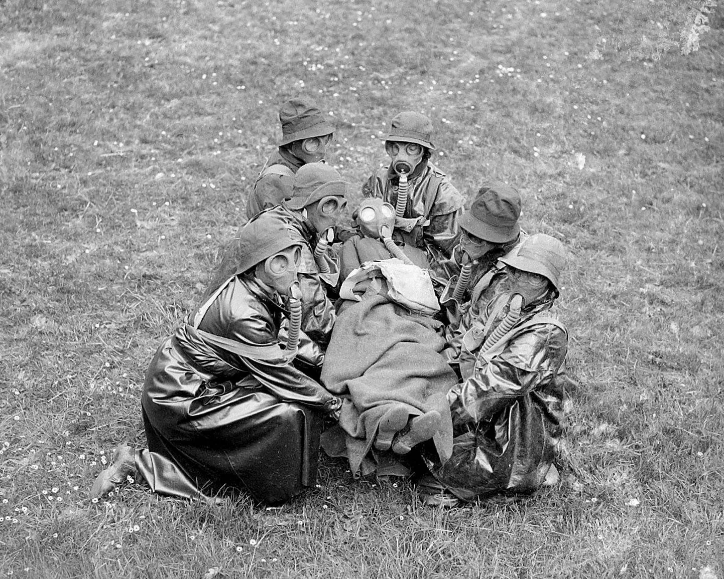 Briti medõed harjutavad 1935. aastal, kuidas käituda sinepigaasi ehk ipriidi läheduses. Sinepigaasi kasutati palju esimese maailmasõja ajal, kuidas hiljem keelati.
