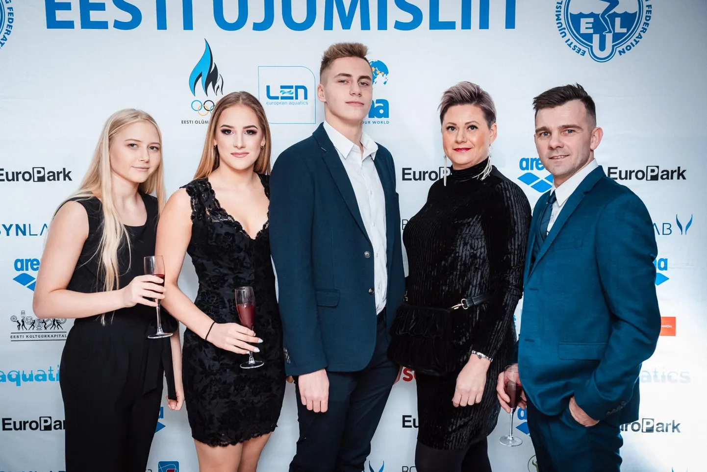 Läänevirulastest ujuja Alex Ahtiainen (keskel) Eesti Ujumisliidu tunnustusüritusel Tallinnas, kus ta pälvis parima meesjuuniori tiitli.