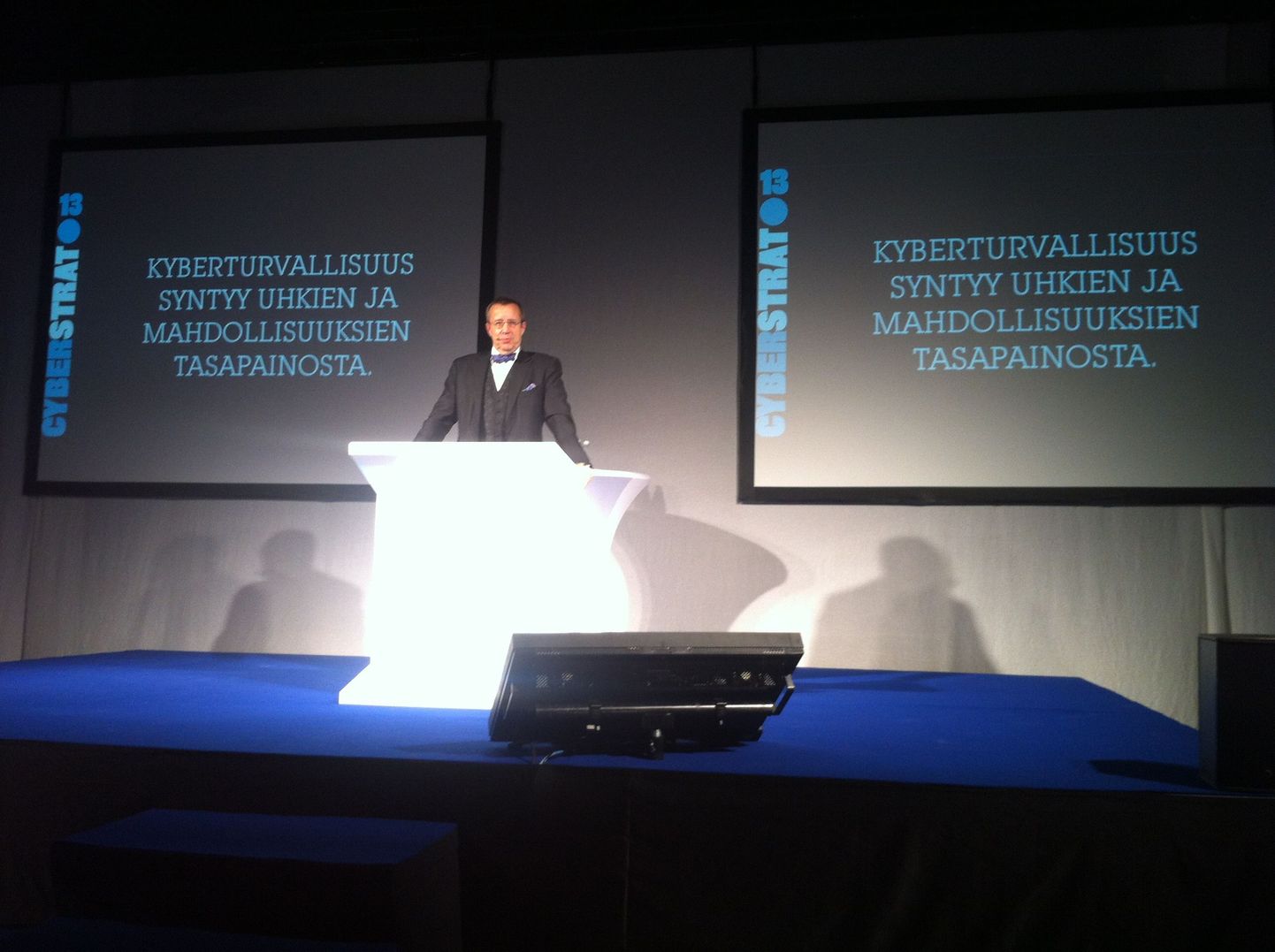 Тоомас Хендрик Ильвес на конференции в Хельсинки.