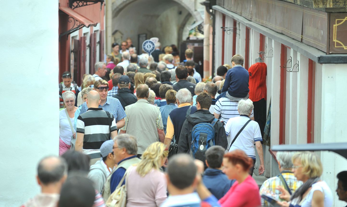 Suviti täituvad Tallinna vanalinna tänavad turistidega.