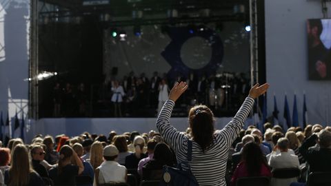 Артистки и мужской хор отдают дань уважения свободной Эстонии праздничным концертом