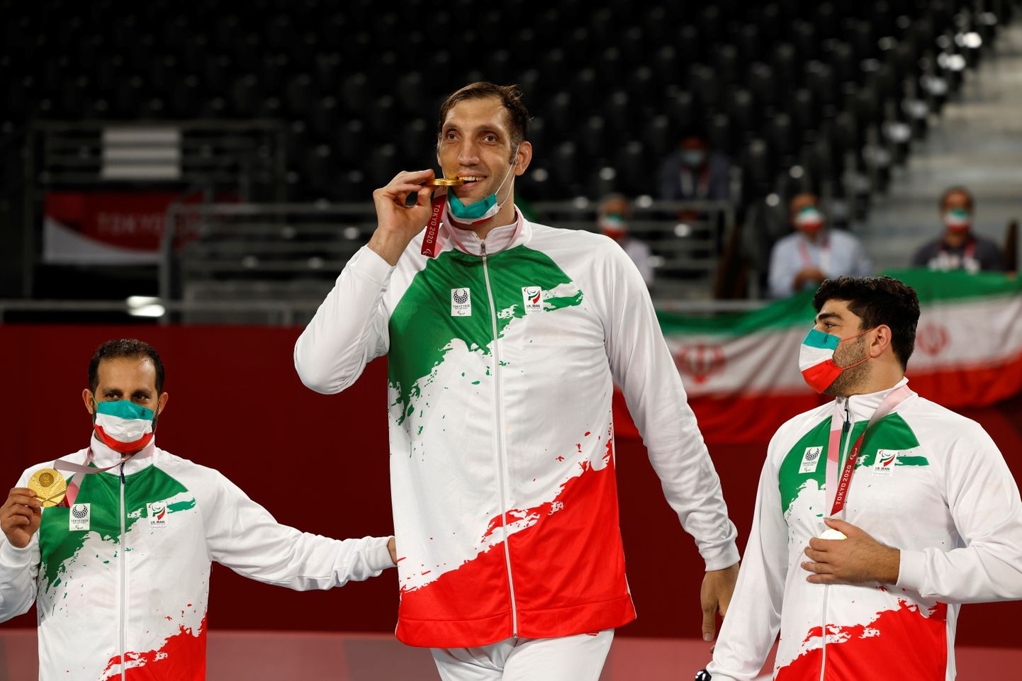 Irānas sēdvolejbola izlases līderis Morteza Mehrzadselakdžani (vidū).