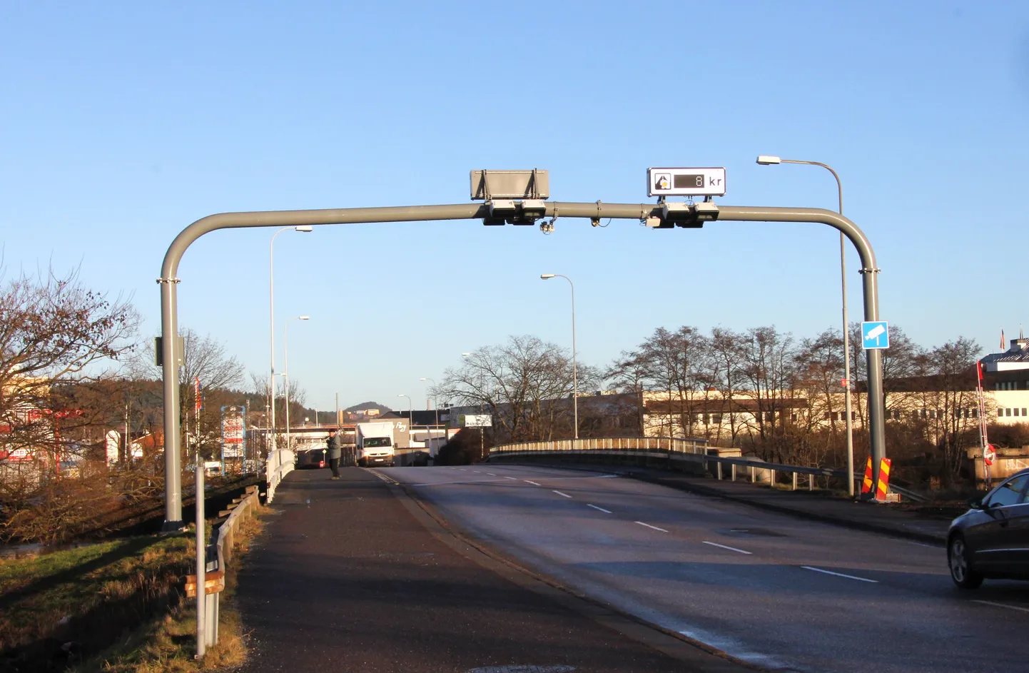 Ummikumaksu kontrollpunktis peatuda pole vaja, kaamera fikseerib mööduva auto numbri automaatselt. Tablool näeb parasjagu kehtivat maksumäära.