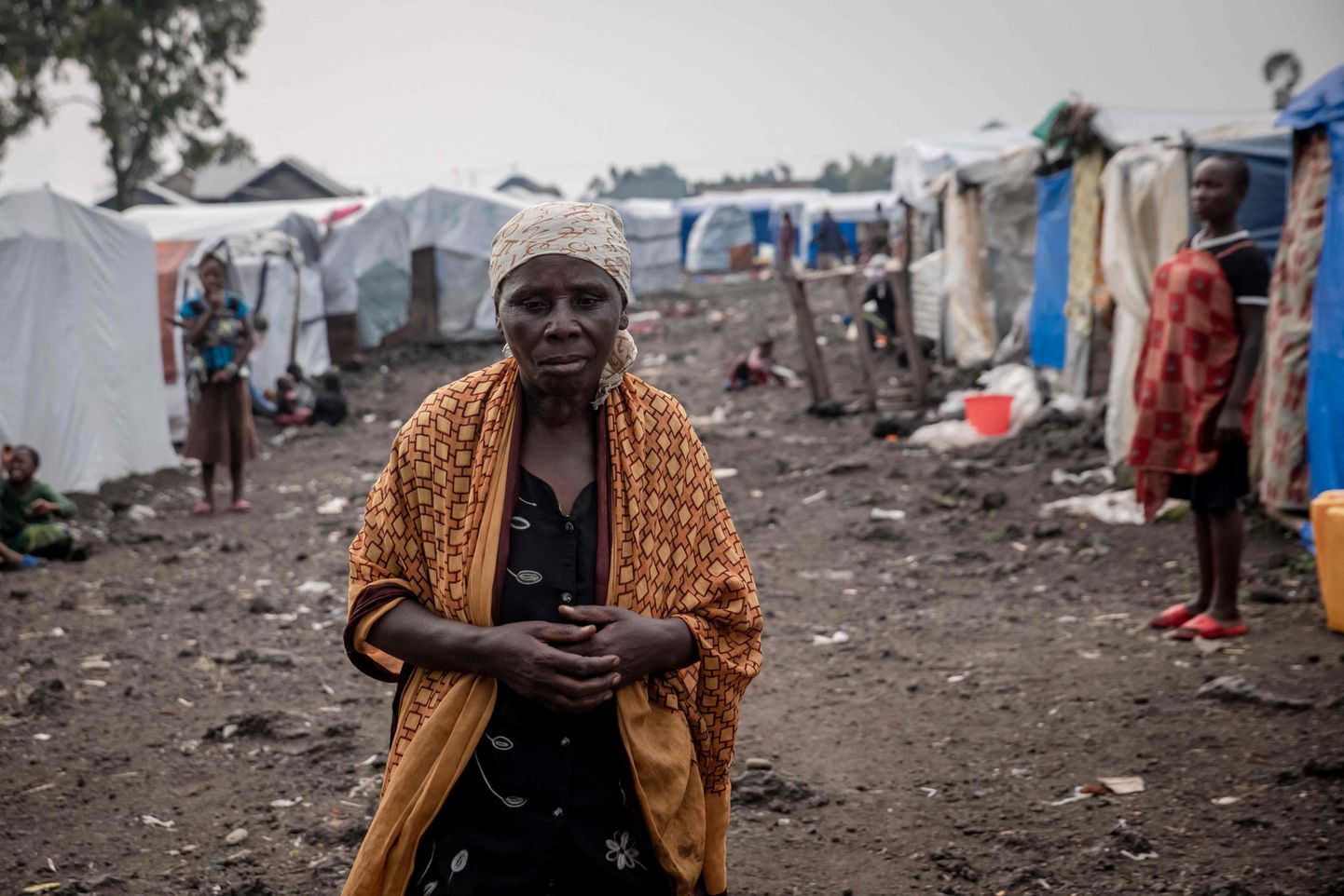 70aastane Adolphine Nikuze kõndimas koduta inimeste asunduses Kayembe laagris. Kongos on probleeme palju, nende hulgas inimesed, kes jäid pärast Nyiragongo vulkaani purskamist elupaigata. Nüüd aga on samas piirkonnas lahti läinud nõiajaht.