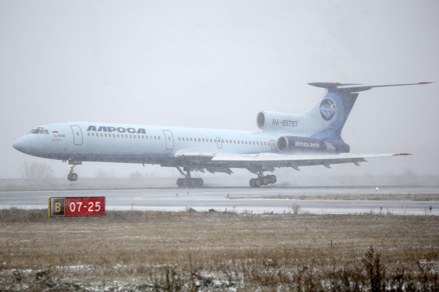 Viimane Venemaal tsiviilkasutuses olnud reisilennuk Tu-154 maandumas pärast viimast lendu.