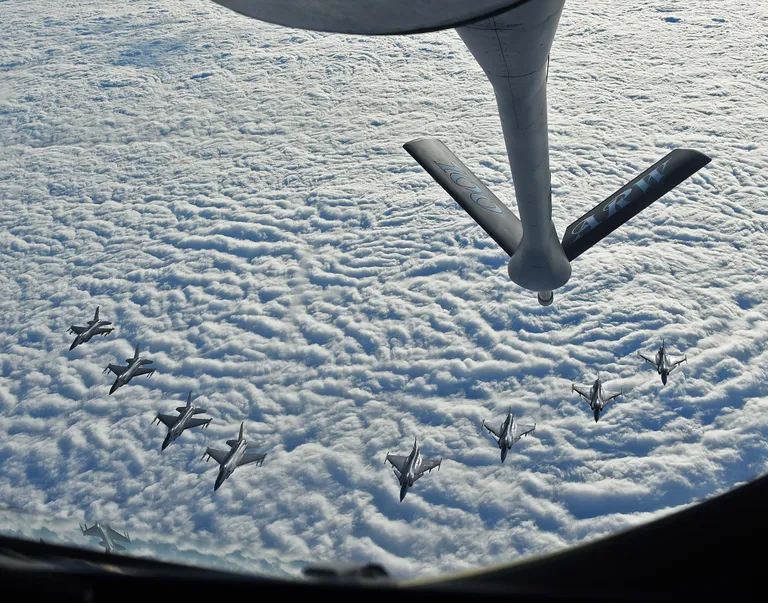 Neli F-16C lennukit ja neli Rootsi õhujõudude JAS39 Gripenit harjutamas õhus tankimist tankurlennuki KC-135 taga.