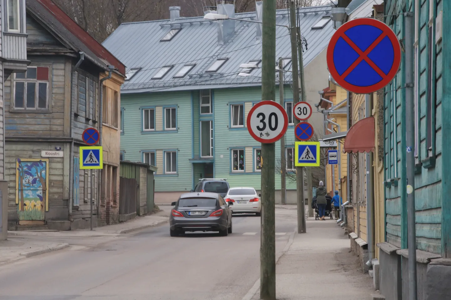 Teisipäeval hakkavad Kroonuaia tänaval uuendustööd, mille mõte on laiendada kergliiklusteid, et ka lastel oleks ohutum koolitee.