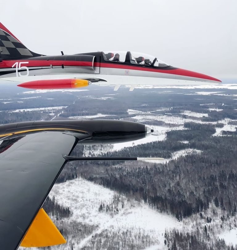 Kolmapäeval üle Kohtla-Järve lennanud Eesti õhuväe lennukid L-39 Albatros õhus.