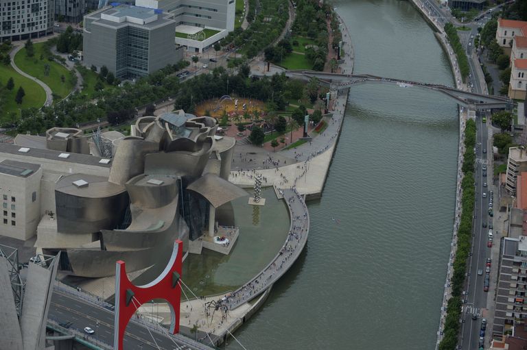 Inimkett Bilbao Guggenheimi muuseumi ees.
