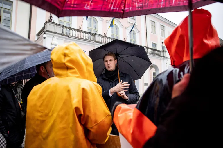 Valitsuse algatatud eelnõuga muudetakse Peipsi, Lämmi- ja Pihkva järve kalapüügikorraldust. Grupp Peipsi kalureid on selle vastu, sest kardavad enda pankrotti. Riigikogu liige Raimond Kaljulaid.