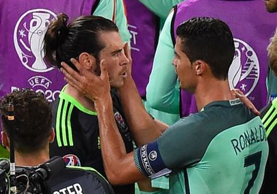 Cristiano Ronaldo lohutamas Gareth Bale'i. Foto: