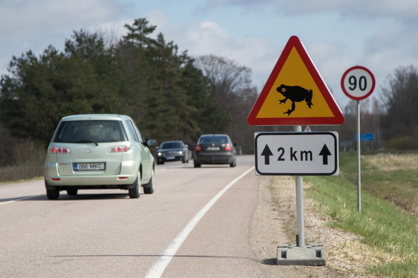 Konnatalgutest on kombeks sõidukijuhtidele liiklusmärgiga teada anda. Pilt on tehtud mullu aprillis Oiul.