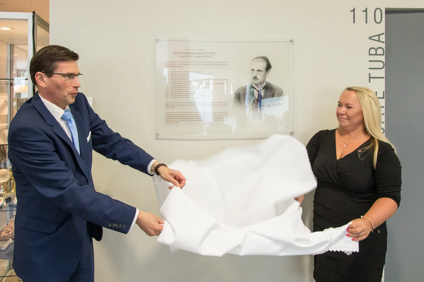 Jõhvist pärit tuntud haridustegelase Peeter Põllu pronkskuju seisab Tartus haridus- ja teadusministeeriumi ees. Jõhvi gümnaasiumi seina ehib sellest neljapäevast tema mälestustahvel, millelt eemaldasid katte Jõhvi vallavanem Max Kaur ja Jõhvi gümnaasiumi direktor Tatjana Ait.