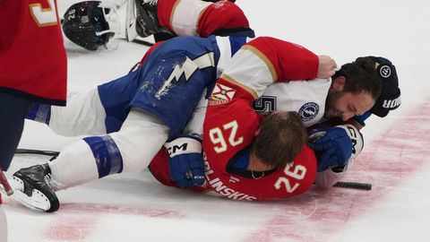 VIDEO ⟩ Balinskis spēlē rezultatīvi un izkaujas, Girgensonam trauma, Merzļikins atvaira 20 metienus