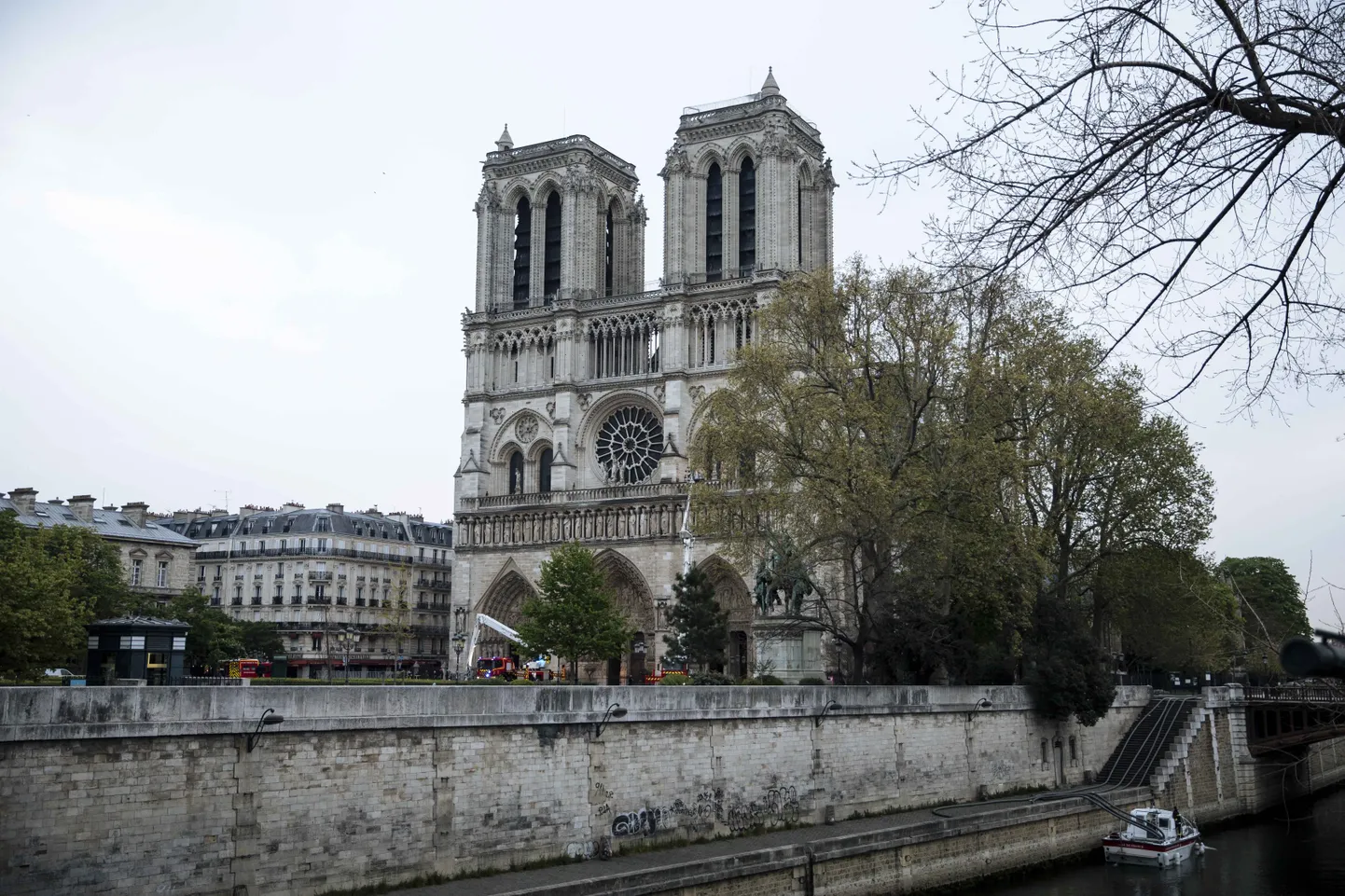 Notre Dame'i läänefassaadi kellatornid pääsesid põlengust