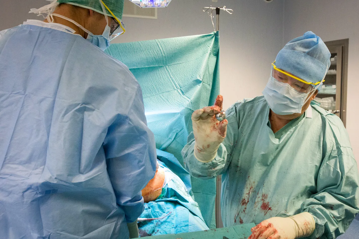 SEE KÄIB PUUSA SISSE: Fotol näitab doktor Aare Taul proteesi, mis kohe patsiendi puusa rändab. Dr Taul tegi Kuressaare haiglas 857 puusa- ja 541 põlveliigese vahetust ehk kokku 1398 operatsiooni.