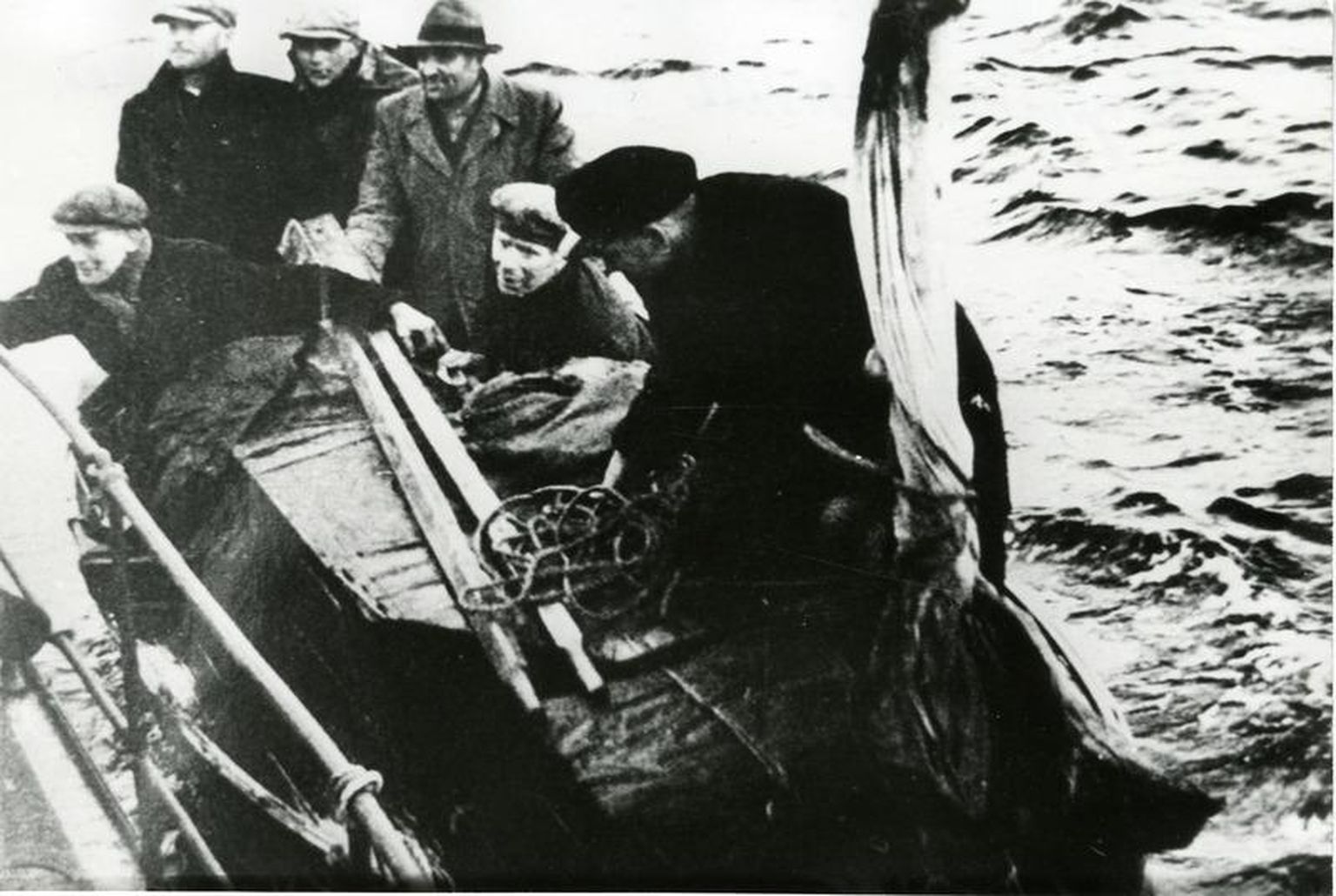 Põgenikud 1944. aastal paadist rannavalvelaevale asumas. SM F 3785:51 F.