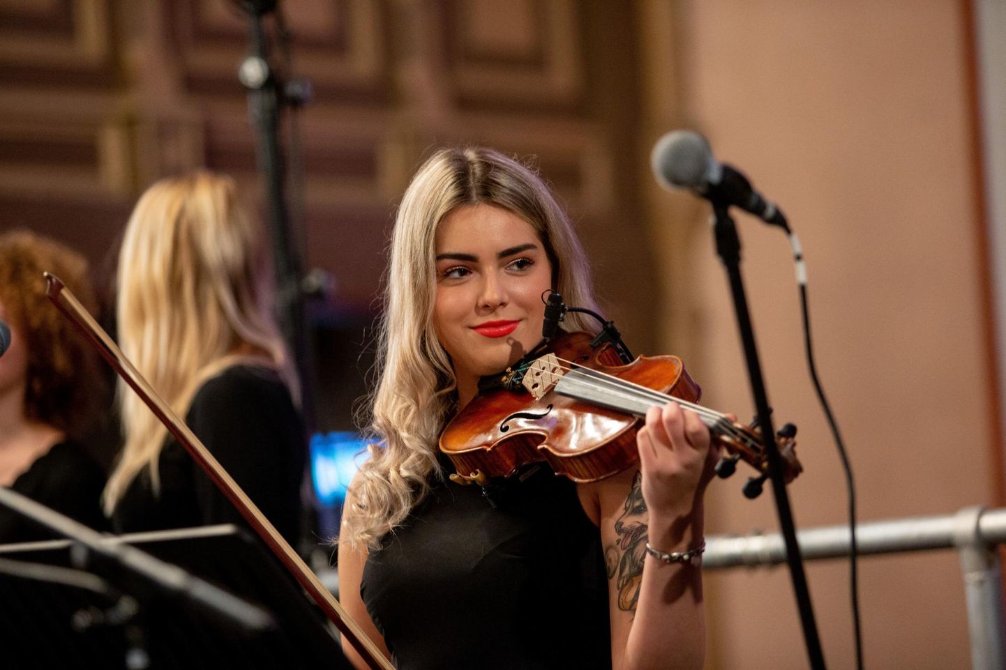 Katrina Merily Reimand mullusel Viljandi muusikakooli  jõulukontserdil.  