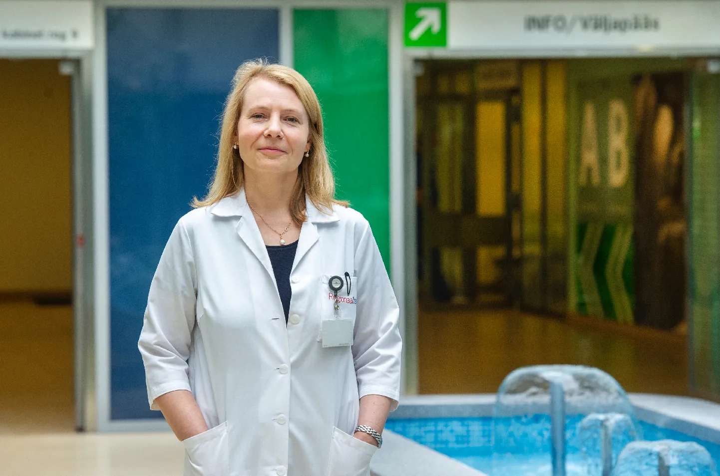 Dr Maigi Eisen ütleb, et atoopilise dermatiidiga patsientidel ei toodeta nahas piisaval hulgas lipiide ehk rasvu ja valke, mis nahas vett seovad, mistõttu nahk on kuiv ja kergesti ärritatav. Seetõttu ka paljud nn märjad tööd neile ei sobi, näiteks juuksur, kirurg, kokk, koristaja jne. Ehk siis tööd, mida tuleb kätega teha, kanda kummikindaid ja käed on tööajal märjad.