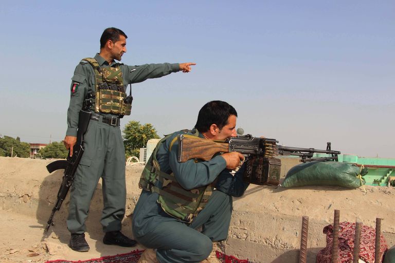 Foto on tehtud 17. juulil, kui Afganistani sõjaväelased kaitsesid Kunduzi piirkonda Talibani eest. 
