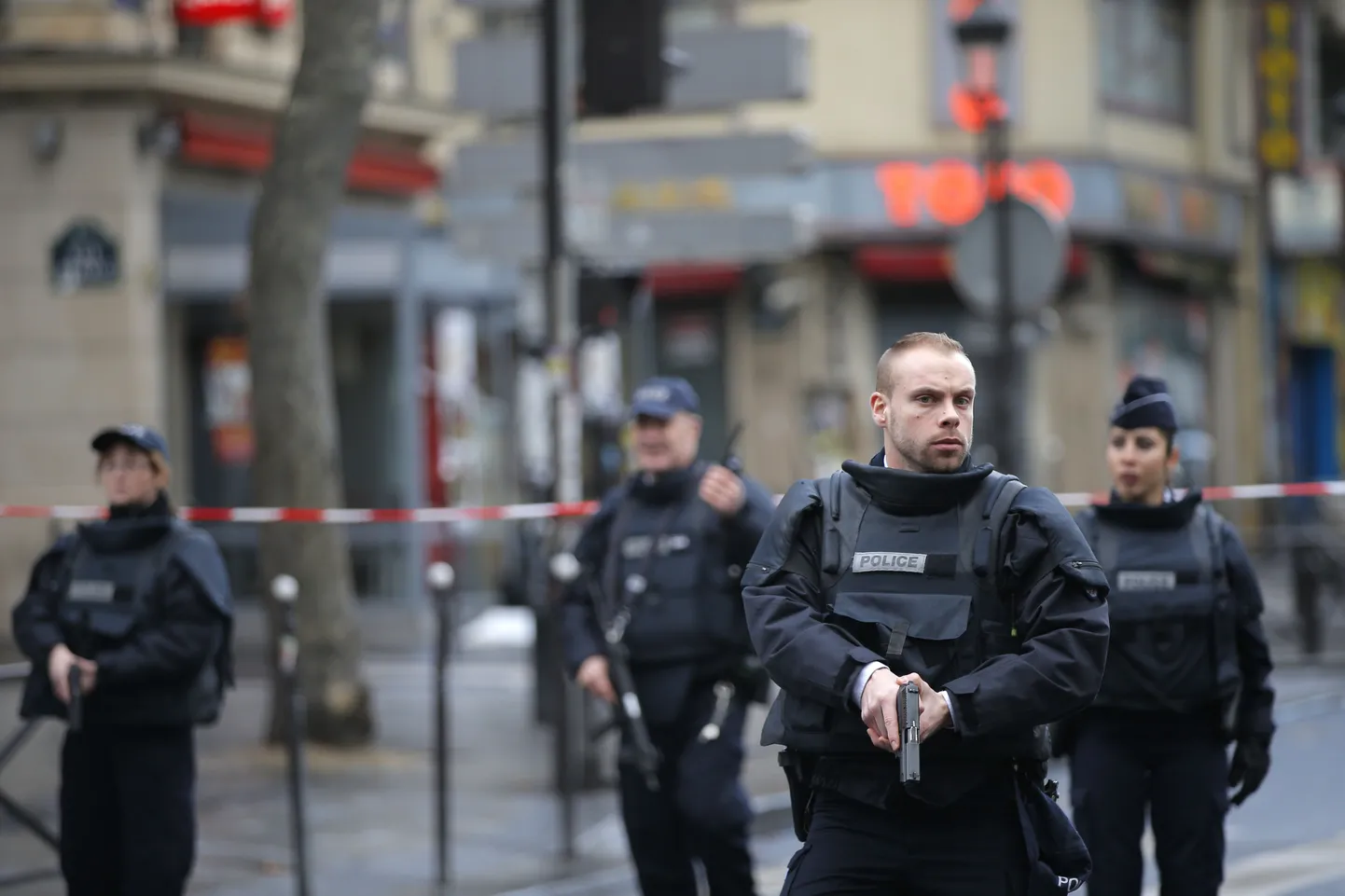 Парижские полицейские на месте происшествия.