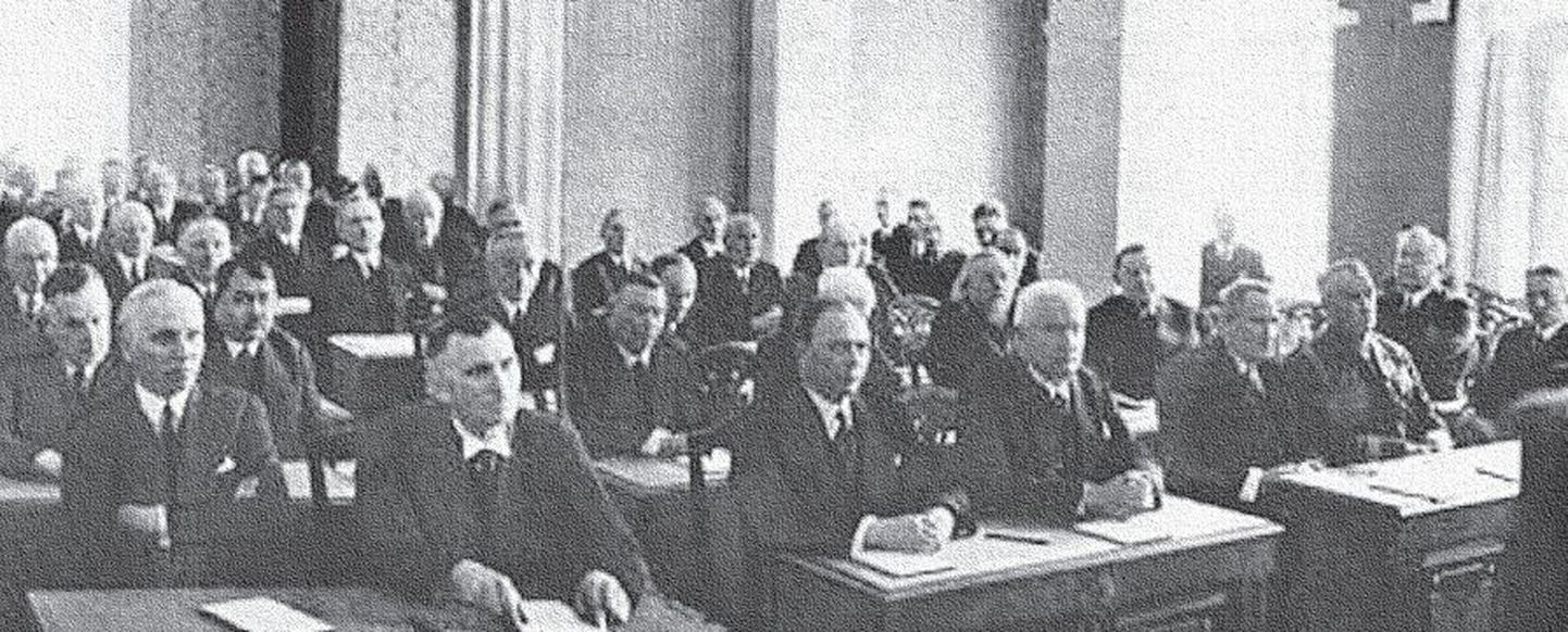 21 апреля 1938 года 40 депутатов только что созданного Госсовета принесли присягу на верность Эстонской Республике.