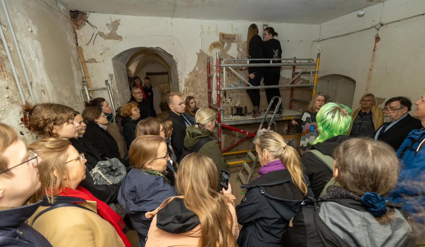Von Bocki maja niiske ja üsna väike keldriruum mahutas täna oma poolsada inimest, nende seas ka Pallase konserveerimise eriala tudengid. Viimased nägid seal tundide viisi vaeva arheoloogia õppejõust Ain Mäesalust loodud seinamaali päästmisega.