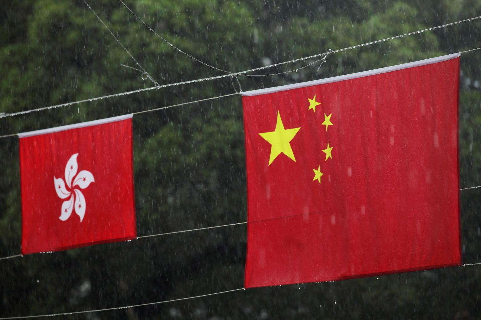 Hiina ja Hongkongi lipud rippumas.