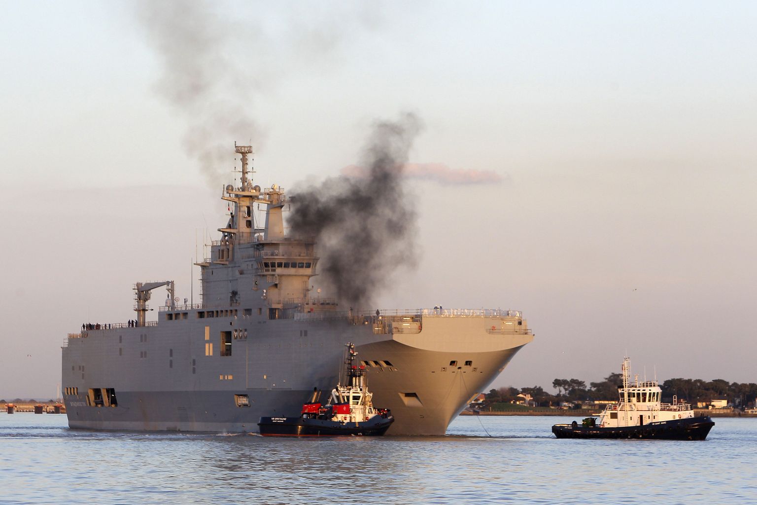 MIstral-tüüpi sõjalaev Vladivostok selle aasta märtsis Prantsusmaal sadamast lahkumas.