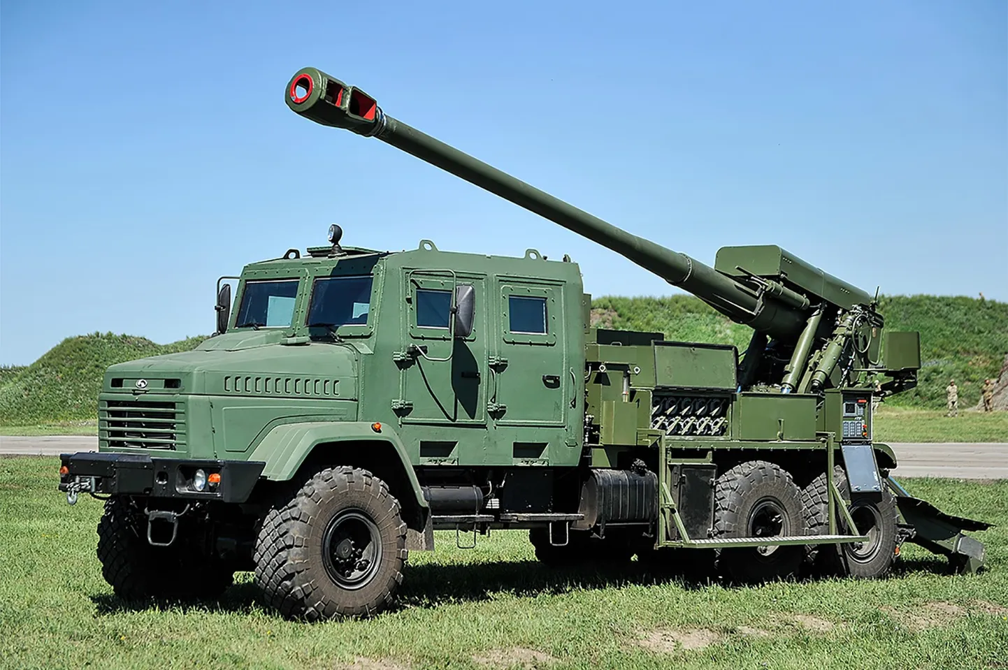 2S22 Bohdana iseliikuv suurtükk.