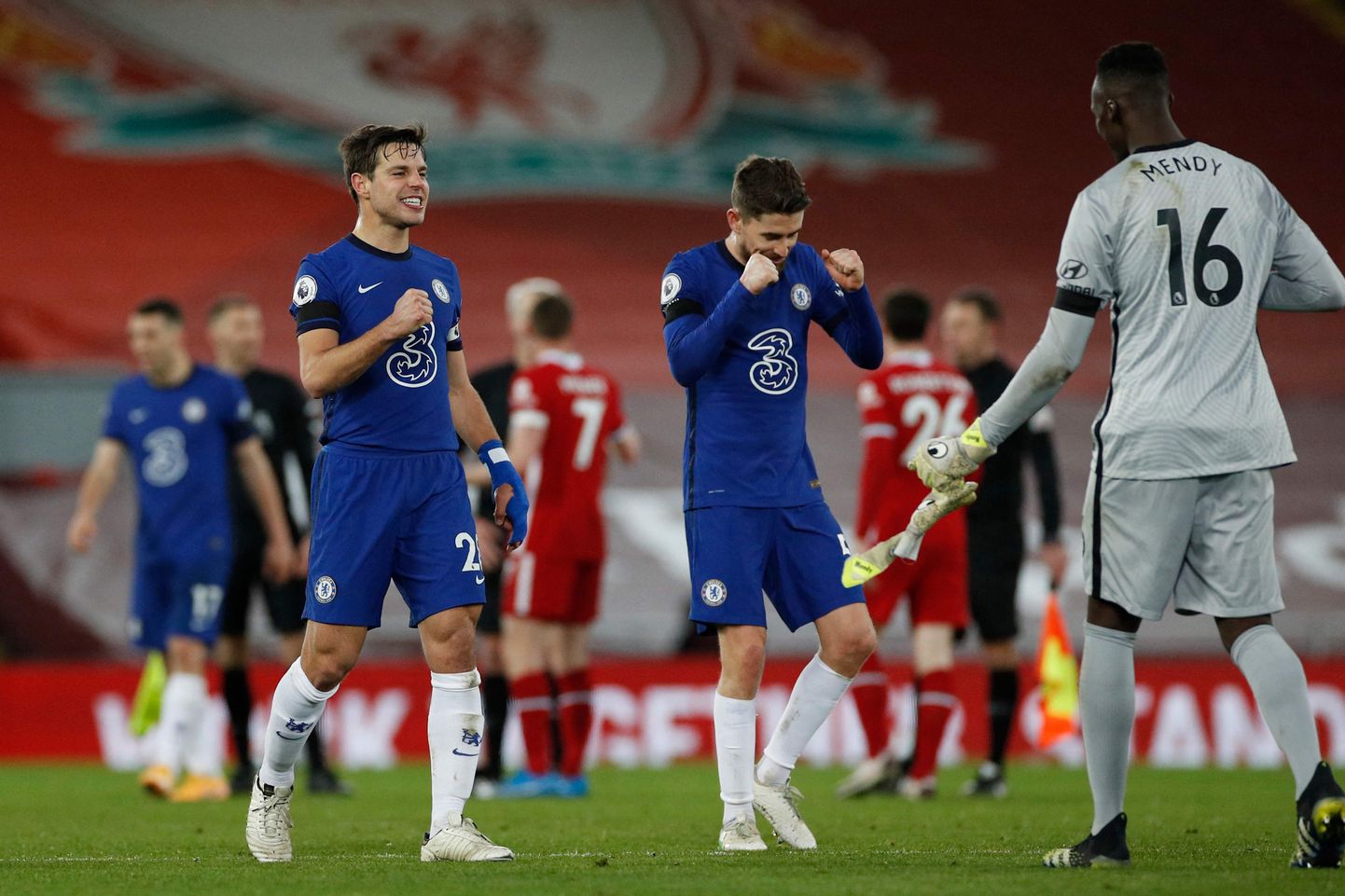 Chelsea mängijad tähistamas võitu Liverpooli üle.