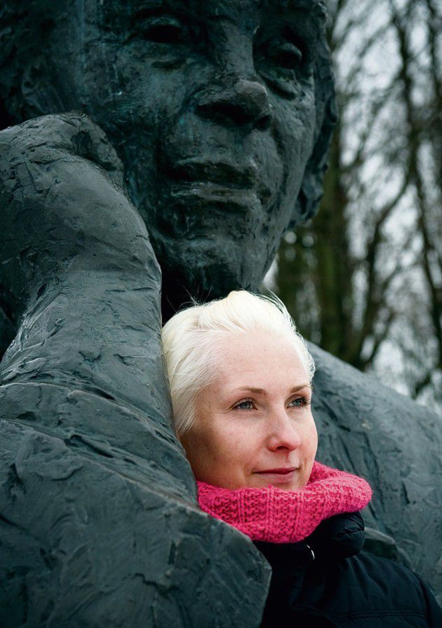 Lauluisa süles: Veronika Portsmuth Ekke Väli ja Vello Lillemetsa loodud 
Gustav Ernesaksa skulptuuri juures 
lauluväljakul. Väljak täitub pidulistest 
pisut enam kui paari kuu pärast.