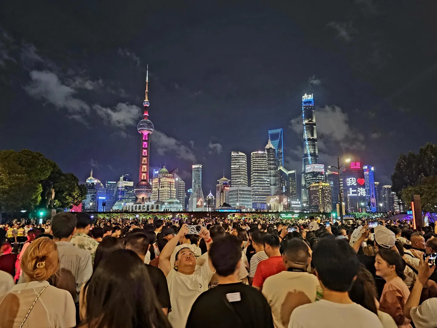 Rahvas Shanghai tänaval. Küütlev ja moodne linnapilt on justkui näidis kommunistliku partei rajajate põlatud kapitalismi triumfist Hiinas.
