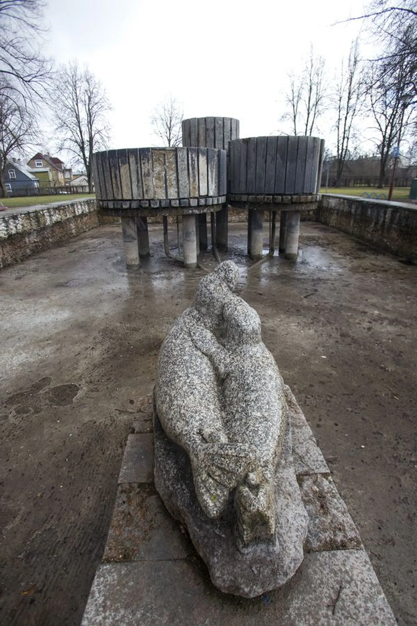 Lastepargi purskkaevus asetsev ja eelmisest aastast kuivale jäänud hülgeskulptuur saab tänavu värvilise valgustuse saatel vette kastetud kahel korral. Vana purskkaevu värvimängu saab nautida nii hansapäevade kui folgi ajal.
