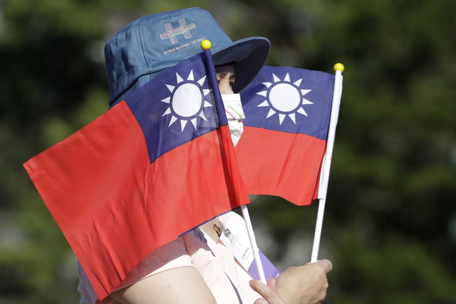 Naine Taiwani lippudega.